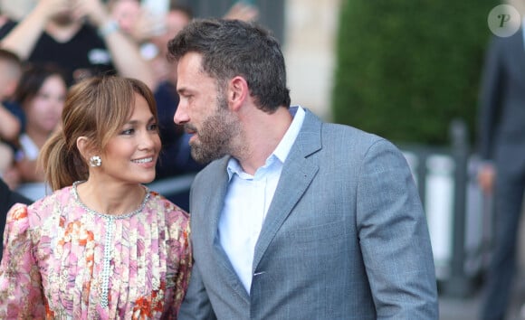 Des sources ont déclaré au MailOnline que les documents seraient "finalisés, mais pas encore remis".
Ben Affleck et sa femme Jennifer Affleck (Lopez) quittent l'hôtel Crillon pour aller dîner avec leurs enfants respectifs Seraphina, Violet, Maximilian et Emme au restaurant "Cheval Blanc" lors de leur lune de miel à Paris le 23 juillet 2022. 