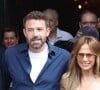 Ils ont déclaré au tabloïd : "Ils ont finalisé les papiers du divorce avec elle il y a un mois, mais attendent le bon moment pour les déposer."
Ben Affleck et sa femme Jennifer Affleck (Lopez) quittent l'hôtel Crillon avec violet pour aller déjeuner dans un restaurant lors de leur lune de miel à Paris le 23 juillet 2022. 