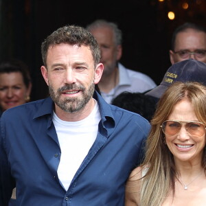 Ils ont déclaré au tabloïd : "Ils ont finalisé les papiers du divorce avec elle il y a un mois, mais attendent le bon moment pour les déposer."
Ben Affleck et sa femme Jennifer Affleck (Lopez) quittent l'hôtel Crillon avec violet pour aller déjeuner dans un restaurant lors de leur lune de miel à Paris le 23 juillet 2022. 