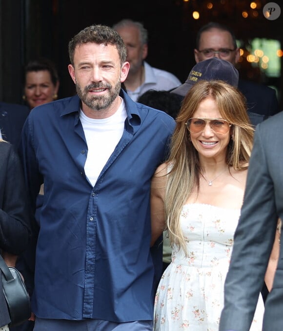 Ils ont déclaré au tabloïd : "Ils ont finalisé les papiers du divorce avec elle il y a un mois, mais attendent le bon moment pour les déposer."
Ben Affleck et sa femme Jennifer Affleck (Lopez) quittent l'hôtel Crillon avec violet pour aller déjeuner dans un restaurant lors de leur lune de miel à Paris le 23 juillet 2022. 