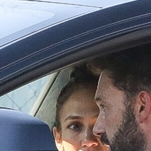 Ben Affleck se promène avec son fils Samuel et sa compagne Jennifer Lopez à bord de sa Tesla à Los Angeles le 23 mars 2022. Veuillez flouter le visage de l'enfant avant publication 