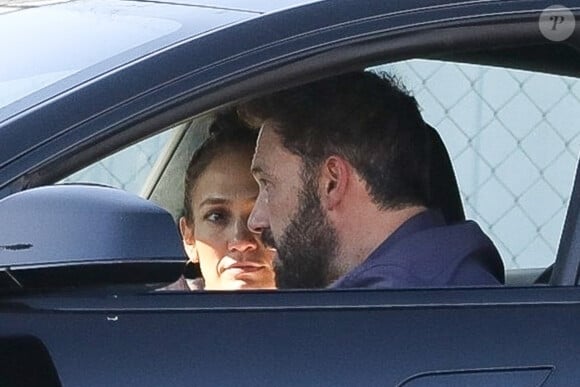 Ben Affleck se promène avec son fils Samuel et sa compagne Jennifer Lopez à bord de sa Tesla à Los Angeles le 23 mars 2022. Veuillez flouter le visage de l'enfant avant publication 