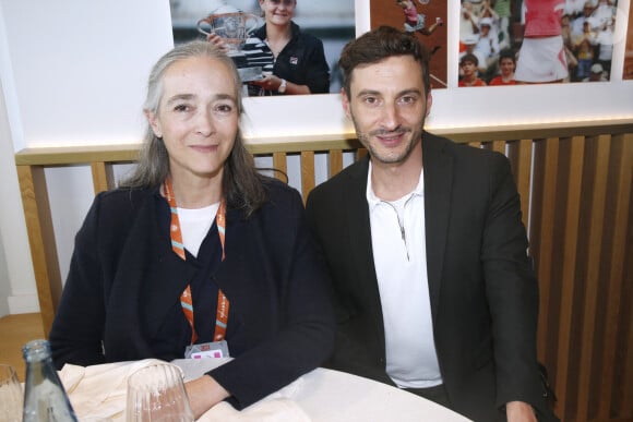 Exclusif - Delphine Ernotte-Cunci (Présidente de France TV) et Thomas Jolly (Directeur artistique des cérémonies aux Jeux Olympiques de Paris 2024) au déjeuner dans la loge de France TV lors des Internationaux de France de Tennis de Roland Garros 2024 - Jour 09 à Paris, France, le 3 juin 2024. © Bertrand Rindoff/Bestimage 