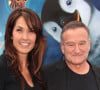 Robin Williams, qui était atteint d'une démence sans le savoir, a mis fin à ses jours à cause des symptômes de cette dernière.
Robin Williams et Susan Schneider arrivent à la première mondiale de Happy Feet Two au Grauman's Chinese Theatre à Hollywood, le 13 novembre 2011. Benkey/AFF/ABACAPRESS.COM