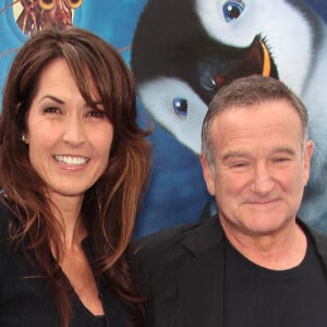 Robin Williams, qui était atteint d'une démence sans le savoir, a mis fin à ses jours à cause des symptômes de cette dernière.
Robin Williams et Susan Schneider arrivent à la première mondiale de Happy Feet Two au Grauman's Chinese Theatre à Hollywood, le 13 novembre 2011. Benkey/AFF/ABACAPRESS.COM