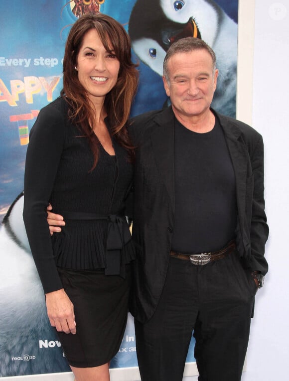 Robin Williams, qui était atteint d'une démence sans le savoir, a mis fin à ses jours à cause des symptômes de cette dernière.
Robin Williams et Susan Schneider arrivent à la première mondiale de Happy Feet Two au Grauman's Chinese Theatre à Hollywood, le 13 novembre 2011. Benkey/AFF/ABACAPRESS.COM