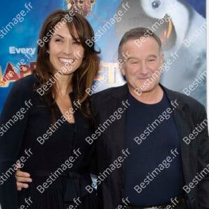 Susan Schneider et Robin Williams lors de la première du nouveau film de Warner Bros, le 13 novembre 2011, à Los Angeles. Michael Germana Star Max