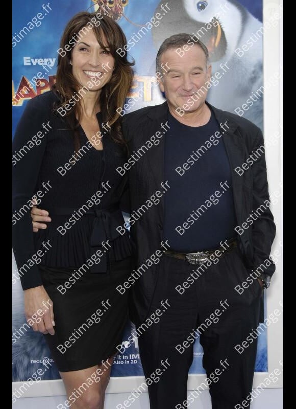 Susan Schneider et Robin Williams lors de la première du nouveau film de Warner Bros, le 13 novembre 2011, à Los Angeles. Michael Germana Star Max