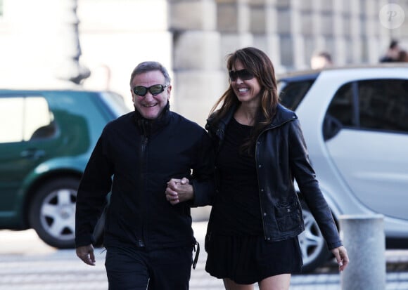 Robin Williams et sa femme Susan Schneider (qui se sont mariés une semaine plus tôt) sont arrivés à Paris à l'aéroport de Roissy, et se sont promenés dans les rues de la capitale. Bestimage