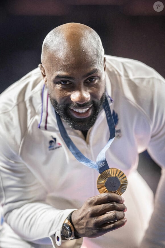 Comme le révèle ''L'informé'', le sportif, qui est aussi un homme d'affaires, a fait quelques mauvais placements...
Le Français Teddy Riner, médaillé d'or, pose pour une photo après avoir assisté à la cérémonie de remise des prix de l'épreuve des +100 kg masculins des Jeux olympiques de Paris à l'Arena Champ-de-Mars à Paris, le 2 août 2024. Eliot Blondet/ABACAPRESS.COM