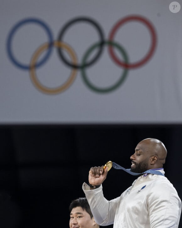 Pire encore, l'affaire fait faillite, et tous les sous qu'a investis l'athlète sont... perdus !
Le médaillé d'or français Teddy Riner célèbre sur le podium après le combat d'or de judo masculin +100kg des Jeux Olympiques de Paris 2024 à l'Arena Champ-de-Mars, le 2 août 2024. Eliot Blondet/ABACAPRESS.COM