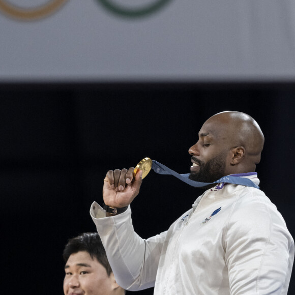 Pire encore, l'affaire fait faillite, et tous les sous qu'a investis l'athlète sont... perdus !
Le médaillé d'or français Teddy Riner célèbre sur le podium après le combat d'or de judo masculin +100kg des Jeux Olympiques de Paris 2024 à l'Arena Champ-de-Mars, le 2 août 2024. Eliot Blondet/ABACAPRESS.COM