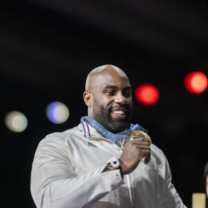 Le Français Teddy Riner, médaillé d'or, pose pour une photo après avoir assisté à la cérémonie de remise des prix de l'épreuve des +100 kg masculins des Jeux Olympiques de Paris à l'Arena Champ-de-Mars à Paris, le 2 août 2024. Eliot Blondet/ABACAPRESS.COM