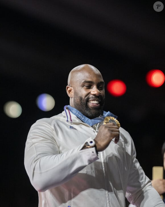 Le Français Teddy Riner, médaillé d'or, pose pour une photo après avoir assisté à la cérémonie de remise des prix de l'épreuve des +100 kg masculins des Jeux Olympiques de Paris à l'Arena Champ-de-Mars à Paris, le 2 août 2024. Eliot Blondet/ABACAPRESS.COM