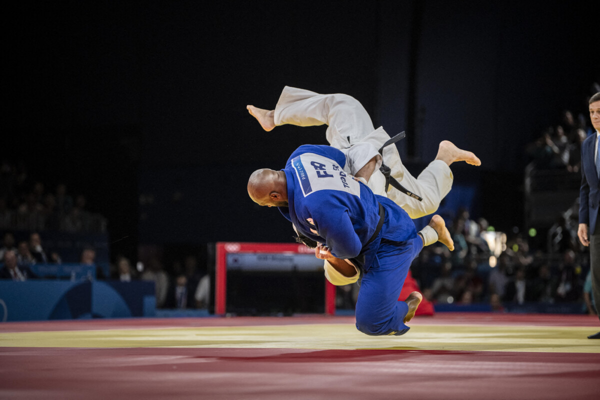 Photo Teddy Riner affronte le SudCoréen Kim Minjong lors du combat en or des +100 kg de judo
