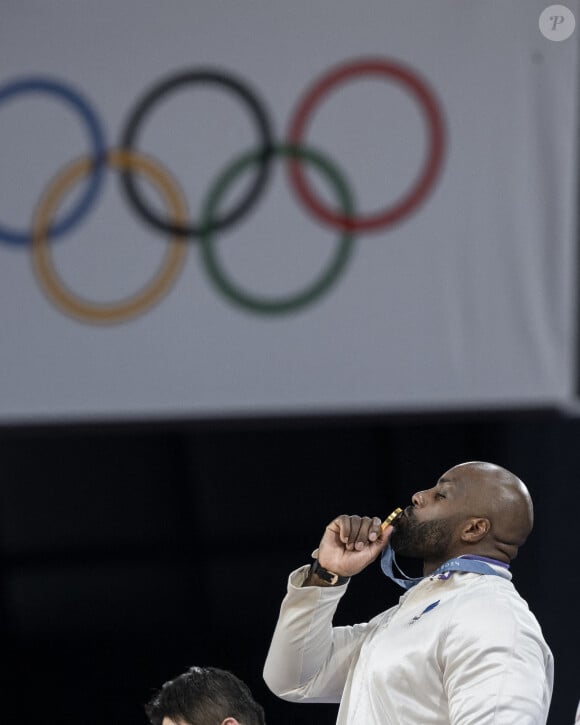 Le médaillé d'or français Teddy Riner célèbre sur le podium après le combat d'or de judo masculin +100kg des Jeux olympiques de Paris 2024 à l'Arena Champ-de-Mars, le 2 août 2024. Eliot Blondet/ABACAPRESS.COM