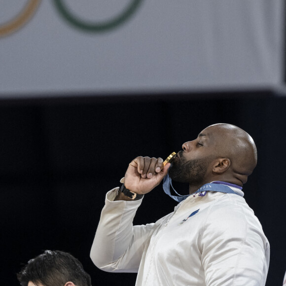 Le médaillé d'or français Teddy Riner célèbre sur le podium après le combat d'or de judo masculin +100kg des Jeux olympiques de Paris 2024 à l'Arena Champ-de-Mars, le 2 août 2024. Eliot Blondet/ABACAPRESS.COM