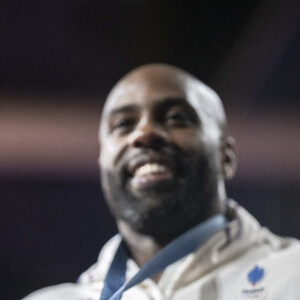 Le Français Teddy Riner, médaillé d'or, pose pour une photo après avoir assisté à la cérémonie de remise des prix de l'épreuve des +100 kg masculins des Jeux Olympiques de Paris à l'Arena Champ-de-Mars à Paris, le 2 août 2024. Eliot Blondet/ABACAPRESS.COM