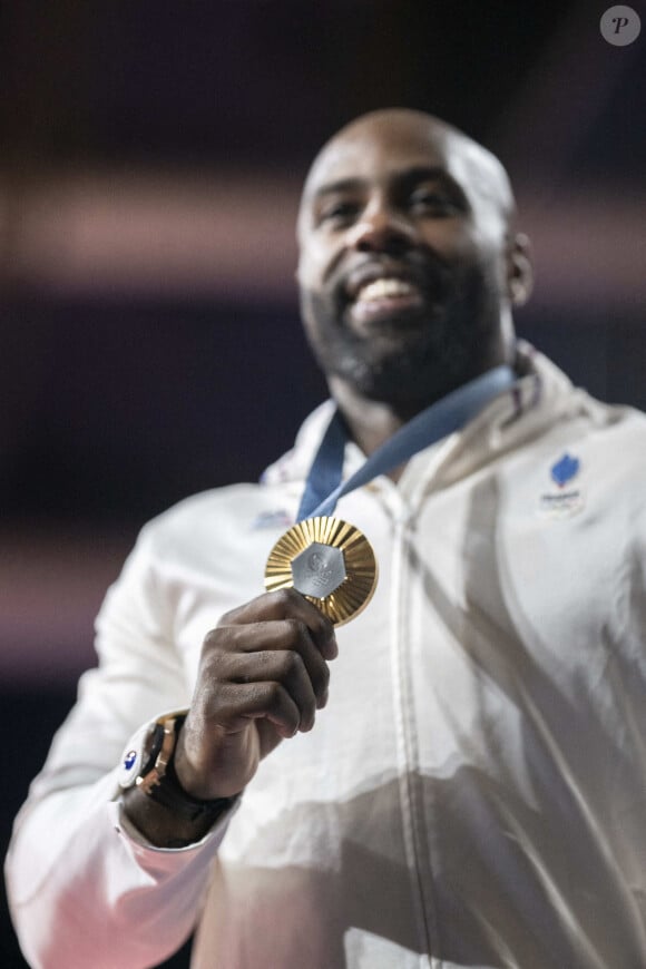 Le Français Teddy Riner, médaillé d'or, pose pour une photo après avoir assisté à la cérémonie de remise des prix de l'épreuve des +100 kg masculins des Jeux Olympiques de Paris à l'Arena Champ-de-Mars à Paris, le 2 août 2024. Eliot Blondet/ABACAPRESS.COM