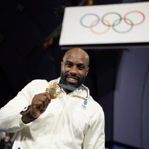 Cette consécration a pu lui faire oublier les soucis personnels qu'il rencontre en dehors du tatami...
Teddy Riner de l'équipe de France célèbre sa médaille d'or dans l'épreuve masculine de judo +100kg après sa victoire contre Kim Min-jong de l'équipe de Corée du Sud lors des Jeux Olympiques de Paris 2024 à l'Arena Champ-de-Mars, à Paris, le 2 août 2024. Nicolas Gouhier/ABACAPRESS.COM