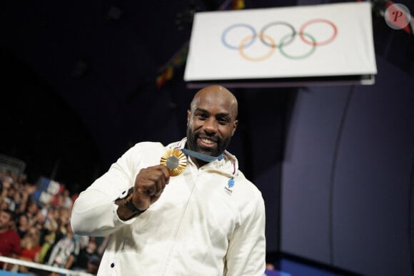 Cette consécration a pu lui faire oublier les soucis personnels qu'il rencontre en dehors du tatami...
Teddy Riner de l'équipe de France célèbre sa médaille d'or dans l'épreuve masculine de judo +100kg après sa victoire contre Kim Min-jong de l'équipe de Corée du Sud lors des Jeux Olympiques de Paris 2024 à l'Arena Champ-de-Mars, à Paris, le 2 août 2024. Nicolas Gouhier/ABACAPRESS.COM