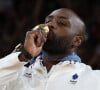 Teddy Riner est un homme en or et plus heureux que jamais.
Teddy Riner célèbre sa médaille d'or remportée dans l'épreuve de judo masculin +100 kg lors de la 7e journée des Jeux Olympiques de Paris 2024 à l'Arena Champ-de-Mars. Mickael Chavet/ZUMA Press Wire