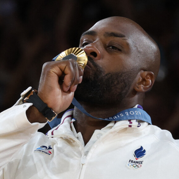 Teddy Riner est un homme en or et plus heureux que jamais.
Teddy Riner célèbre sa médaille d'or remportée dans l'épreuve de judo masculin +100 kg lors de la 7e journée des Jeux Olympiques de Paris 2024 à l'Arena Champ-de-Mars. Mickael Chavet/ZUMA Press Wire