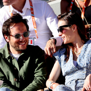 Vianney et sa femme Catherine Robert dans les tribunes des Internationaux de France de tennis de Roland Garros 2024 à Paris le 7 juin 2024. © Jacovides-Moreau/Bestimage 