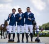 Dans le cadre des Jeux Olympiques de 2024, en équitation l'équipe de France de saut d'obstacles a raflé le bronze. Une finale qui s'est déroulée au château de Versailles. 
Médaillés de bronze, France avec l'équipe de DELESTRE Simon en selle sur I AMELUSINA, PERREAU Olivier en selle sur DORAI D'AIGUILLY et EPAILLARD Julien en selle sur DUBAI DU CEDRE, lors de la cérémonie de remise des médailles de la finale du saut d'obstacles par équipes - Jeux Olympiques Paris 2024 au Château de Versailles, près de Paris, France Saut d'obstacles par équipe.