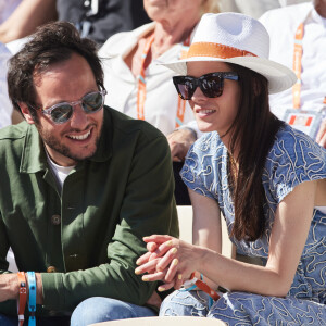 Vianney et sa femme Catherine Robert - Célébrités dans les tribunes des Internationaux de France de tennis de Roland Garros 2024 à Paris le 7 juin 2024. © Jacovides-Moreau/Bestimage 