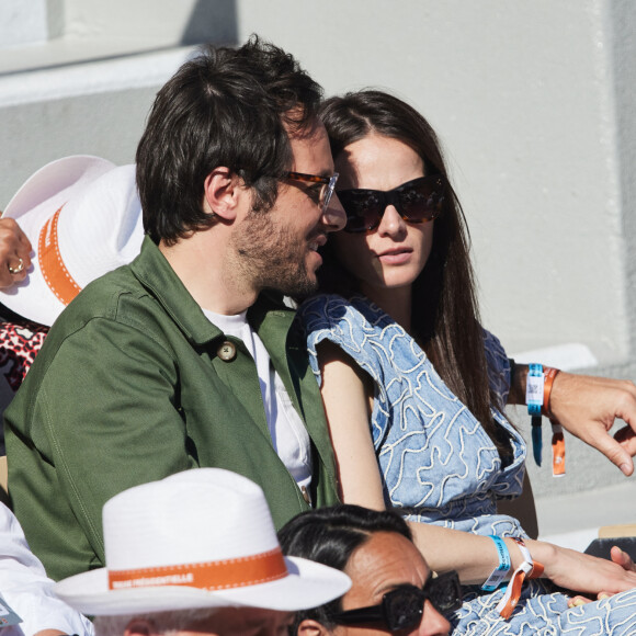 Vianney et sa femme Catherine Robert - Célébrités dans les tribunes des Internationaux de France de tennis de Roland Garros 2024 à Paris le 7 juin 2024. © Jacovides-Moreau/Bestimage 