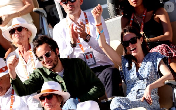 Vianney et sa femme Catherine Robert dans les tribunes des Internationaux de France de tennis de Roland Garros 2024 à Paris le 7 juin 2024. © Jacovides-Moreau/Bestimage 