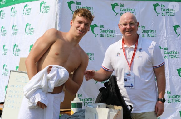 Léon Marchand et son entraîneur Bob Bowman lors des championnats de France Élites en grand bassin de natation à Rennes, France, le 15 juin 2023. © Mickael Chavet/Zuma Press/Bestimage 