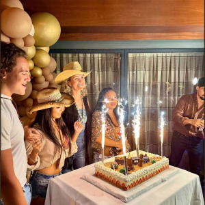 Jade et Joy Hallyday ont fêté leurs anniversaires respectifs à Saint-Barthélémy !
Jade et Joy Hallyday (20 et 16 ans) fêtent leurs anniversaires lors d'une soirée cow-boyw organisée par Laeticia Hallyday à Saint-Barth.