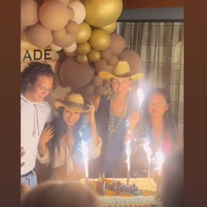 Jade et Joy Hallyday ont pu faire venir plusieurs de leurs amis depuis Los Angeles
Jade et Joy Hallyday (20 et 16 ans) fêtent leurs anniversaires lors d'une soirée cow-boyw organisée par Laeticia Hallyday à Saint-Barth.