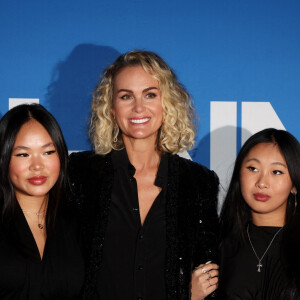 Laeticia Hallyday et ses filles Joy et Jade - Photocall du vernissage de l'exposition "Johnny Hallyday, l'exposition" au Palais des Expositions à Paris. Le 21 décembre 2023 © Dominique Jacovides / Bestimage