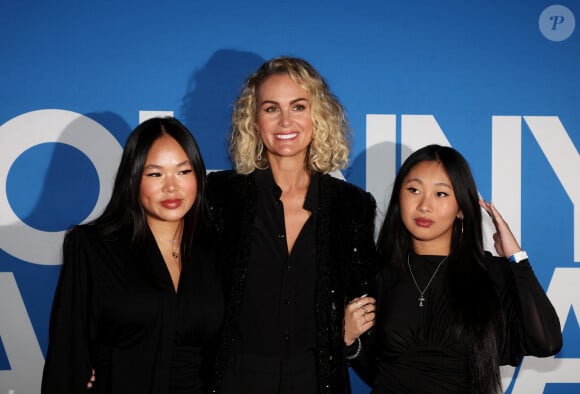 Laeticia Hallyday et ses filles Joy et Jade - Photocall du vernissage de l'exposition "Johnny Hallyday, l'exposition" au Palais des Expositions à Paris. Le 21 décembre 2023 © Dominique Jacovides / Bestimage