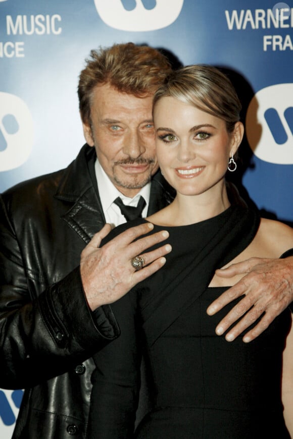 Archives - En France, à Paris, Johnny Hallyday et sa femme Laeticia lors de la soirée de Noël de Warner Music le 20 décembre 2007.