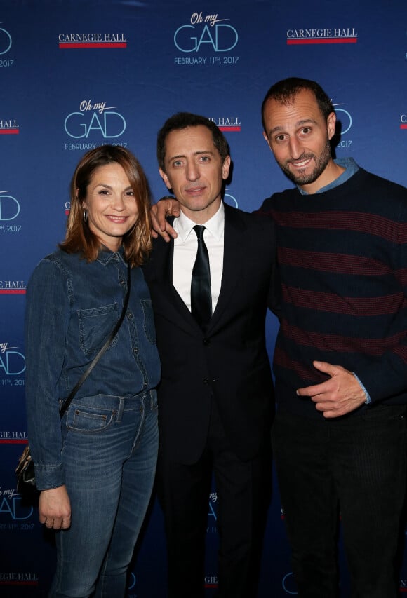 Exclusif - Gad Elmaleh avec son frère Arié Elmaleh et sa compagne Barbara Schulz lors du photocall du spectacle de Gad Elmaleh "Oh My Gad" au "Carnegie Hall" à New York, le 11 février 2017. © Dominique Jacovides/Bestimage