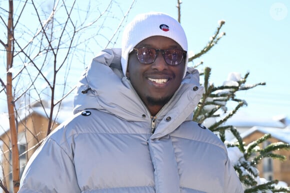 Ahmed Sylla posant pour le photocall du film Ici et la-bas lors du 27ème Comedy Film Festival à L'Alpe d'Huez, le 20 janvier 2024. Mireille Ampilhac/ABACAPRESS.COM