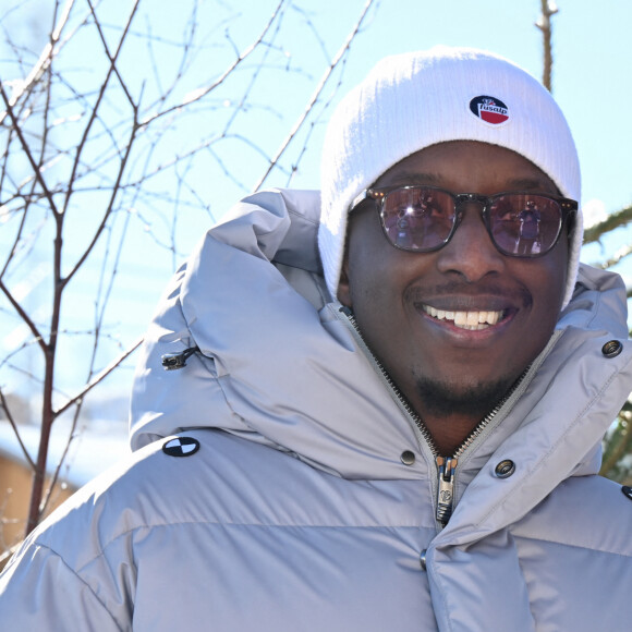 Ahmed Sylla posant pour le photocall du film Ici et la-bas lors du 27ème Comedy Film Festival à L'Alpe d'Huez, le 20 janvier 2024. Mireille Ampilhac/ABACAPRESS.COM