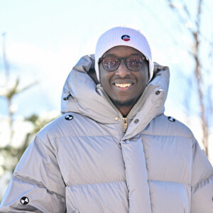 Ahmed Sylla assiste au photocall du film Ici Et La Bas lors du 27e Festival du film de l'Alpe d'Huez, le 20 janvier 2024. Julien Reynaud/APS-Medias/ABACAPRESS.COM