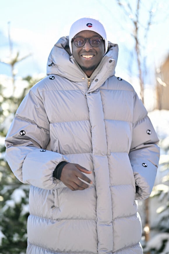 Ahmed Sylla assiste au photocall du film Ici Et La Bas lors du 27e Festival du film de l'Alpe d'Huez, le 20 janvier 2024. Julien Reynaud/APS-Medias/ABACAPRESS.COM