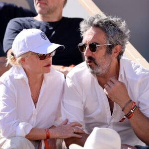 Emmanuelle Béart et son compagnon Frédéric Chaudier - Célébrités dans les tribunes de la finale homme des Internationaux de France de tennis de Roland Garros 2024 à Paris le 9 juin 2024. © Jacovides-Moreau/Bestimage 