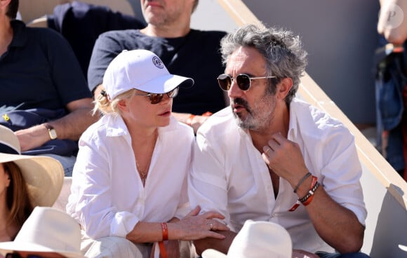 Emmanuelle Béart et son compagnon Frédéric Chaudier - Célébrités dans les tribunes de la finale homme des Internationaux de France de tennis de Roland Garros 2024 à Paris le 9 juin 2024. © Jacovides-Moreau/Bestimage 