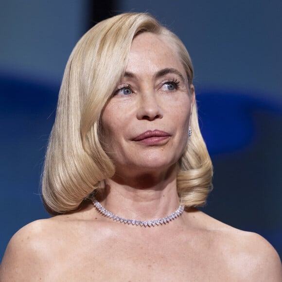 Dans les colonnes de "ELLE", Emmanuelle Béart a révélé qu'elle avait quant à lui beaucoup de craintes en raison du climat politique : J'ai un fils de 15 ans, qu'est-ce que je lui dis de tout ce magma ?".
Emmanuelle Béart - Cérémonie de clôture du 77ème Festival International du Film de Cannes au Palais des Festivals à Cannes. Le 25 mai 2024. © Borde-Jacovides-Moreau / Bestimage 