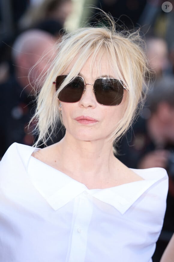 Emmanuelle Béart - Montée des marches du film " Marcello Mio " lors du 77ème Festival International du Film de Cannes, au Palais des Festivals à Cannes. Le 21 mai 2024 © Jacovides-Moreau / Bestimage 