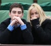 Après sa séparation avec l'acteur, la star a donné naissance à son fils Yohan, né en 1996 de sa relation passée avec le musicien David Moreau.
Emmanuelle Béart et son fils Johan Moreau - People dans les tribunes des internationaux de France de Roland Garros à Paris le 3 juin 2016. © Cyril Moreau / Bestimage 