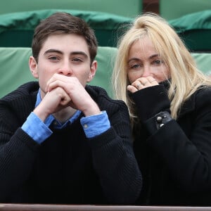 Après sa séparation avec l'acteur, la star a donné naissance à son fils Yohan, né en 1996 de sa relation passée avec le musicien David Moreau.
Emmanuelle Béart et son fils Johan Moreau - People dans les tribunes des internationaux de France de Roland Garros à Paris le 3 juin 2016. © Cyril Moreau / Bestimage 