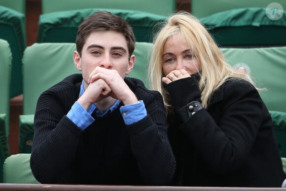 Après sa séparation avec l'acteur, la star a donné naissance à son fils Yohan, né en 1996 de sa relation passée avec le musicien David Moreau.
Emmanuelle Béart et son fils Johan Moreau - People dans les tribunes des internationaux de France de Roland Garros à Paris le 3 juin 2016. © Cyril Moreau / Bestimage 